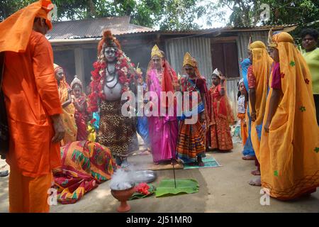 Volkskünstler, die bei den Ritualen von Shiver Gajan auftreten, einem traditionellen hinduistischen Volksfest vor der Ernte am Stadtrand von Agartala. Tripura, Indien. Stockfoto