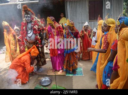 Volkskünstler, die bei den Ritualen von Shiver Gajan auftreten, einem traditionellen hinduistischen Volksfest vor der Ernte am Stadtrand von Agartala. Tripura, Indien. Stockfoto