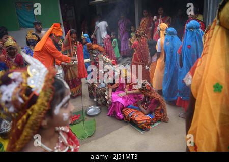 Volkskünstler, die bei den Ritualen von Shiver Gajan auftreten, einem traditionellen hinduistischen Volksfest vor der Ernte am Stadtrand von Agartala. Tripura, Indien. Stockfoto