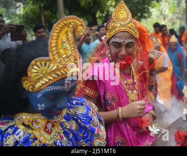 Volkskünstler, die bei den Ritualen von Shiver Gajan auftreten, einem traditionellen hinduistischen Volksfest vor der Ernte am Stadtrand von Agartala. Tripura, Indien. Stockfoto