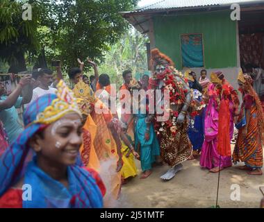 Volkskünstler, die bei den Ritualen von Shiver Gajan auftreten, einem traditionellen hinduistischen Volksfest vor der Ernte am Stadtrand von Agartala. Tripura, Indien. Stockfoto