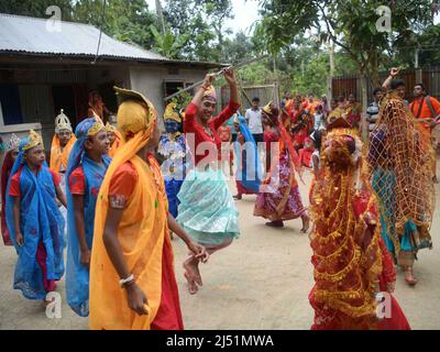 Volkskünstler, die bei den Ritualen von Shiver Gajan auftreten, einem traditionellen hinduistischen Volksfest vor der Ernte am Stadtrand von Agartala. Tripura, Indien. Stockfoto