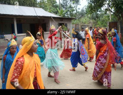 Volkskünstler, die bei den Ritualen von Shiver Gajan auftreten, einem traditionellen hinduistischen Volksfest vor der Ernte am Stadtrand von Agartala. Tripura, Indien. Stockfoto