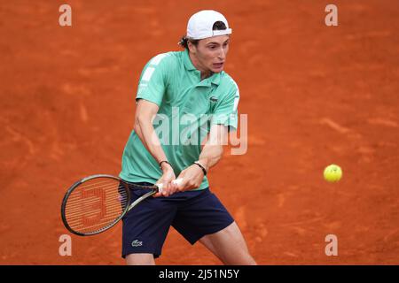 Barcelona, Spanien. 19. April 2022. Ugo Humbert während des Spiels der Barcelona Open Banc Sabadell, spielte Conde de Godo Trophy am 19. April 2022 im Real Club de Tenis Barccelona in Barcelona, Spanien. (Foto von Bagu Blanco/ PRESSINPHOTOt) Quelle: PRESSINPHOTO SPORTS AGENCY/Alamy Live News Stockfoto