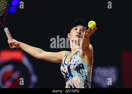 Stuttgart, Deutschland. 19. April 2022. Eva Lys aus Deutschland bedient den Ball während ihres 1. Round-Singles-Spiels des Porsche Tennis Grand Prix 2022 gegen Viktorija Golubic aus der Schweiz in der Porsche Arena in Stuttgart Dan O' Connor/SPP Credit: SPP Sport Press Photo. /Alamy Live News Stockfoto