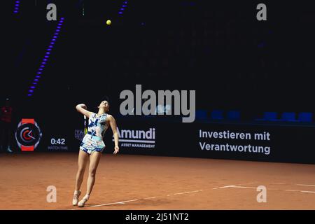 Stuttgart, Deutschland. 19. April 2022. Eva Lys aus Deutschland bedient den Ball während ihres 1. Round-Singles-Spiels des Porsche Tennis Grand Prix 2022 gegen Viktorija Golubic aus der Schweiz in der Porsche Arena in Stuttgart Dan O' Connor/SPP Credit: SPP Sport Press Photo. /Alamy Live News Stockfoto