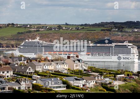 Churchbay, Crosshaven, Cork, Irland. 19.. April 2022. An einem sonnigen Nachmittag fährt das Schiff MSC Magnifica auf dem Weg nach Cobh, Co. Cork, Irland, an den Häusern am Meer in Churchbay vorbei. - Credit; David Creedon / Alamy Live News Stockfoto