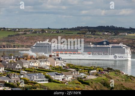 Churchbay, Crosshaven, Cork, Irland. 19.. April 2022. An einem sonnigen Nachmittag fährt das Schiff MSC Magnifica auf dem Weg nach Cobh, Co. Cork, Irland, an den Häusern am Meer in Churchbay vorbei. - Credit; David Creedon / Alamy Live News Stockfoto