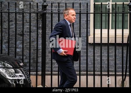 LONDON, GROSSBRITANNIEN. 19 April, 2022 . George Eustice Minister für Umwelt, Ernährung und Angelegenheiten des ländlichen Raums verlässt die Downing Street 10 nach der ersten Kabinettssitzung, während das Parlament aus der Osterpause zurückkehrt. Kredit: amer ghazzal/Alamy Live Nachrichten Stockfoto