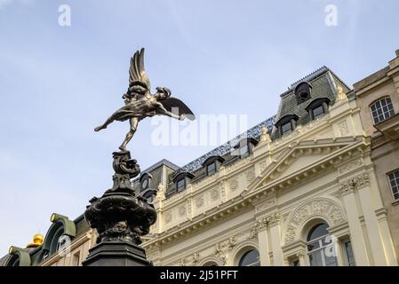 Shaftesbury Memorial Fountain, auch bekannt als Eros, Piccadilly Circus, London, UK, April Stockfoto