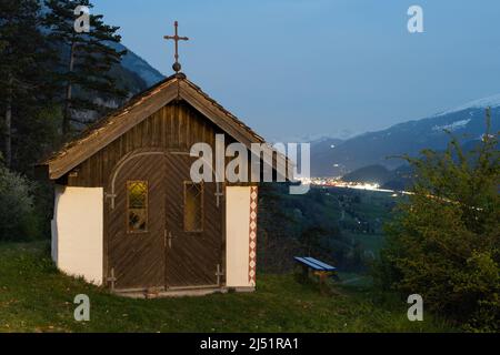 Berschis, Schweiz,13. April 2022 kleine Kapelle auf einem Hügel in der Nacht Stockfoto