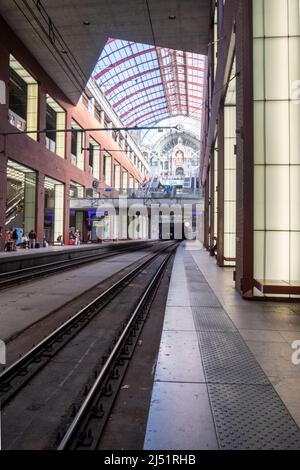 Antwerpen, Belgien, 3.. April 2022, leerer U-Bahnsteig im berühmten Antwerpener Hauptbahnhof. 2009 beurteilte das amerikanische Magazin Newsweek Antwerpen-Centraal als den viertgrößten Bahnhof der Welt. Hochwertige Fotos Stockfoto
