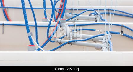 Niederländische Baustelle mit neu errichtesem Abwasserrohrnetz zwischen Betonfundamenten Stockfoto