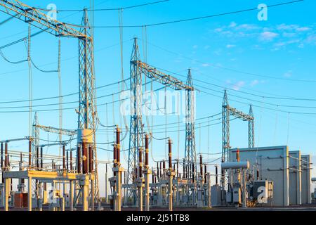 Leistungstransformator in Hochspannungsunterstation für den Außenbereich Stockfoto