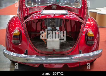 Bangkok, Thailand - 9. März 2022: Oldtimer VW Käfer zum EV-Auto umgebaut. Volkswagen Umbau auf Elektroauto-Display in Metalex 2022. Stockfoto