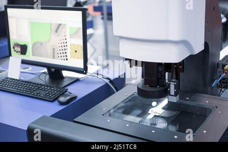 Vision-Messmaschine prüft Werkstück. Industrielle Fertigung Stockfoto
