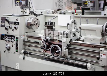 Metallwerkstatt. Drehmaschine in der industriellen Fabrik. Stockfoto