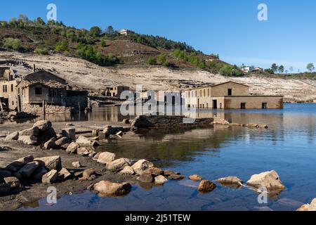 Blick auf die Geisterstadt Aceredo im Stausee Alto Lindoso Stockfoto