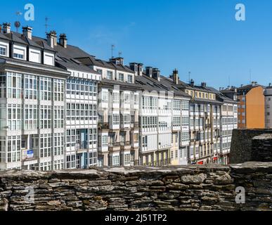 Lugo, Spanien - 16. April 2022: Innenstadt von Lugo mit typischen Stadtwohnungen, die von der römischen Mauer und den Stadtmauern aus gesehen werden Stockfoto