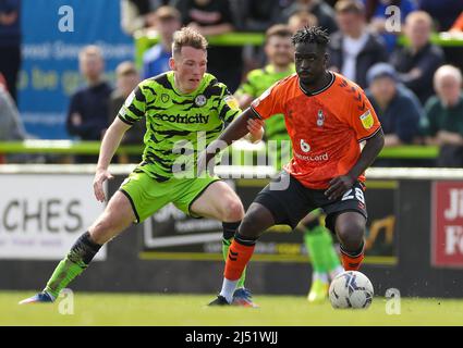 Forest Green Rovers Regan Hendry kämpft mit Christopher Missilou von Oldham Athletic während des zweiten Spiels der Sky Bet League beim voll geladenen New Lawn in Nailsworth. Bilddatum: Montag, 18. April 2022. Stockfoto