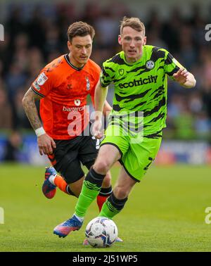 Forest Green Rovers Regan Hendry in Aktion während des Sky Bet League Two-Spiels beim voll geladenen New Lawn, Nailsworth. Bilddatum: Montag, 18. April 2022. Stockfoto