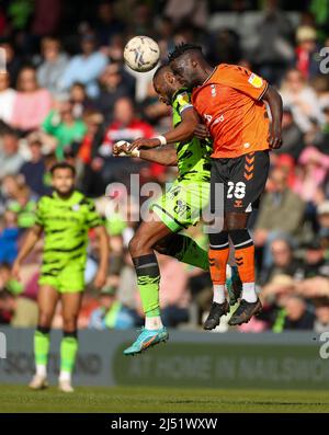 Forest Green Rovers Jamille Matt kämpft mit Christopher Missilou von Oldham Athletic während des zweiten Spiels der Sky Bet League beim voll geladenen New Lawn in Nailsworth. Bilddatum: Montag, 18. April 2022. Stockfoto