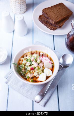 Okroshka mit Kvass und Wurst. Traditionelle klassische kalte russische Suppe. Nahaufnahme. Stockfoto