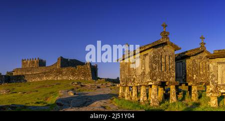 Das Schloss Lindoso und die historischen Steinkränze im Dorf Lindoso in Portugal bei warmem Abendlicht Stockfoto