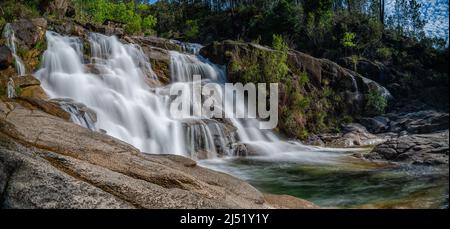 Blick auf die Cascata Fecha de Barjas Wasserfälle im Peneda-Geres Nationalpark in Portugal Stockfoto