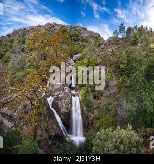 Blick auf die Cascata do Arado Wasserfälle im Nationalpark Peneda-Geres in Portugal Stockfoto