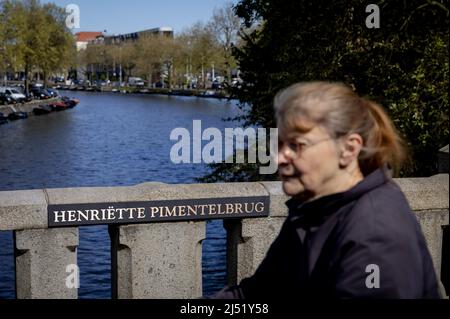 2022-04-19 15:58:33 AMSTERDAM - die Henriette Pimentel Brücke, kurz nach der Enthüllung. Benannt ist die Brücke nach Henriette Pimentel, der Direktorin der Kreche gegenüber der Hollandschen Schouwburg, die während des Zweiten Weltkriegs eine führende Rolle beim Schmuggel von Hunderten von jüdischen Kindern spielte, die so der Deportation entkommen konnten. ANP ROBIN VAN LONKHUIJSEN niederlande Out - belgien Out Stockfoto