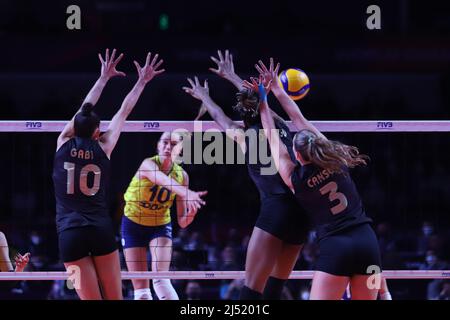 ANKARA, TÜRKEI - 18. DEZEMBER 2021: Chiaka Ogbogu und Gabriela Guimaraes im Einsatz während Fenerbahce Opet gegen Vakifbank Halbfinalspiel des FIVB Volleyb Stockfoto