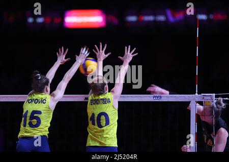 ANKARA, TÜRKEI - 18. DEZEMBER 2021: Mina Popovic und Arina Fedorovtseva im Einsatz während des Halbfinalmatches von FIVB Volleyba mit Fenerbahce Opet gegen Vakifbank Stockfoto