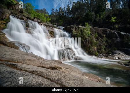 Blick auf die Cascata Fecha de Barjas Wasserfälle im Peneda-Geres Nationalpark in Portugal Stockfoto