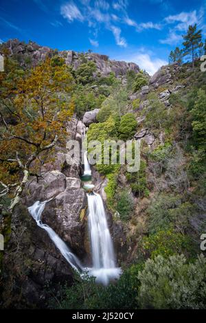 Blick auf die Cascata do Arado Wasserfälle im Nationalpark Peneda-Geres in Portugal Stockfoto