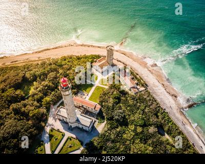 Luftdrohnenaufnahme des Phare des Baleines oder des Leuchtturms der Wale bei Sonnenuntergang und Meerblick auf der Ile de Ré oder der Insel Re in Frankreich Stockfoto