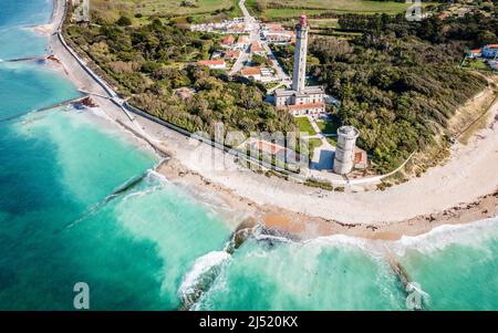 Luftdrohnenpanorama des Phare des Baleines oder Leuchtturm der Wale, aufgenommen vom Meer auf der Ile de Ré oder der Insel Re in Frankreich Stockfoto