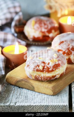 Fat Donnerstag Feier - traditionelle polnische Donuts mit Marmelade gefüllt. Party-Dessert Stockfoto