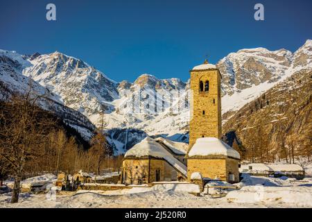 Die alte Kirche von Staffa mit Monte Rosa dahinter Stockfoto