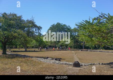 Ponce, Puerto Rico, USA: Besucher des Tibes Indigenous Ceremonial Center, einer archäologischen Stätte, die von alten Stämmen erbaut und bewohnt wurde. Stockfoto