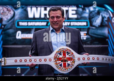 London, England, London, England, Vereinigtes Königreich. 19. April 2022. LONDON, ENGLAND - 19. APRIL: Mauricio Sulaiman enthüllte einen besonderen Gürtel, der dem Gewinner des Hauptereignisses am Samstagabend während des Open Workout vor Fury gegen Whyte für den WBC Heavyweight Title am 19. April 2022 im Wembley Stadium in London, England, Großbritannien, zuteil wird. (Bild: © Matt Davies/PX Imagens via ZUMA Press Wire) Stockfoto