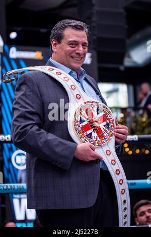 LONDON, ENGLAND - 19. APRIL: Mauricio Sulaiman enthüllte einen besonderen Gürtel, der dem Gewinner des Hauptereignisses am Samstagabend während des Open Workout vor Fury gegen Whyte für den WBC Heavyweight Title am 19. April 2022 im Wembley Stadium in London, England, Großbritannien, zuteil wird. (Foto von Matt Davies/PxImages) Credit: Px Images/Alamy Live News Stockfoto