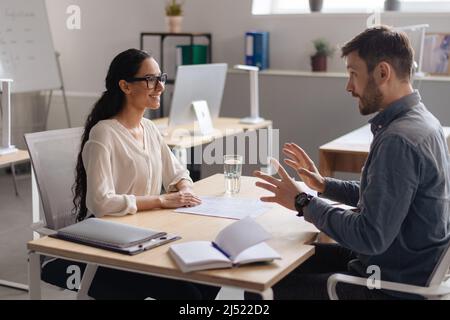 HR-Manager interviewt potenziellen Mitarbeiter in modernen Unternehmensbüros. Personalbeschaffung, Headhunting in Unternehmen Stockfoto