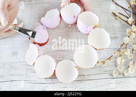 Wie man Ostern Tischdekoration mit Eierschalen, spanischem Moos und Kätzchen macht. Schritt für Schritt, Tutorial. Stockfoto