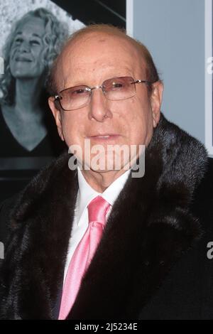 Clive Davis bei der Vorstellung des „Beautiful-the Carole King Musical“ am 12. Januar 2014 im Stephen Sondheim Theatre in New York City. Foto: Henry McGee/MediaPunch Stockfoto