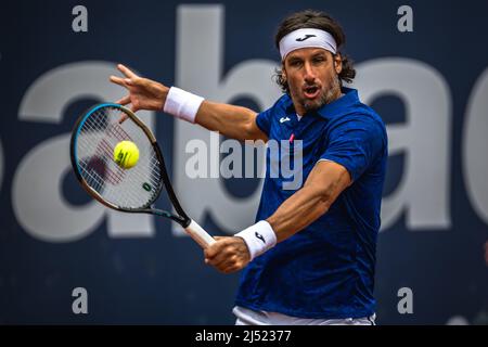 Barcelona, Spanien. 19. April 2022. FELICIANO LOPEZ (ESP) gibt den Ball an Emil Ruusuvuori (FIN) in Runde 1 der 'Barcelona Open Banc Sabadell' 2022 zurück. Ruusuvuori gewinnt 6:0, 6:1. (Bild: © Matthias Oesterle/ZUMA Press Wire) Stockfoto