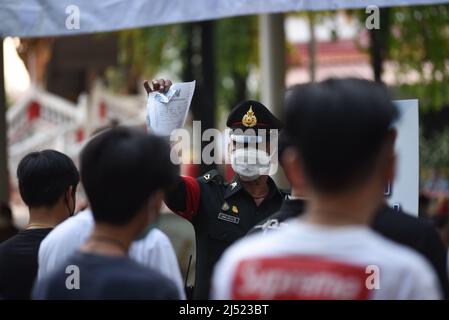 17. April 2022, Pathum Thani, Pathum Thani, Thailand: Ein junger Thailänder, der am 17. April 2022 im Wat Klang Khlong Sam, Bezirk Khlong Luang, Provinz Pathum Thani, Thailand, für das Einberufungsverfahren des Jahres 2022 berichtet. (Bild: © Teera Noisakran/Pacific Press via ZUMA Press Wire) Stockfoto