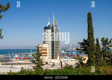 Innenstadt von Haifa und Hafen mit dem Sail Tower im Vordergrund Stockfoto