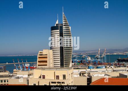 Innenstadt von Haifa und Hafen mit dem Sail Tower im Vordergrund Stockfoto