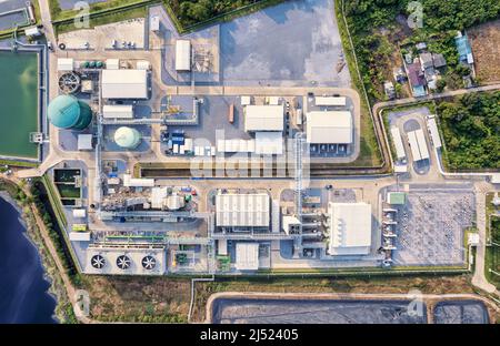 Luftaufnahme des elektrischen Umspannwerks, Hochspannungselektrizität mit Pipeline und Tanklager im Stromerzeugungswerk Stockfoto